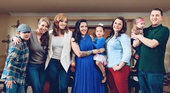 I Love Jenni season 3 cast: Johnny Lopez, Chiquis Marín, Rosie Rivera, Jacqui Marín, Jaylah Hope, Jenicka Lopez and Michael Marín holding Luna Marín.